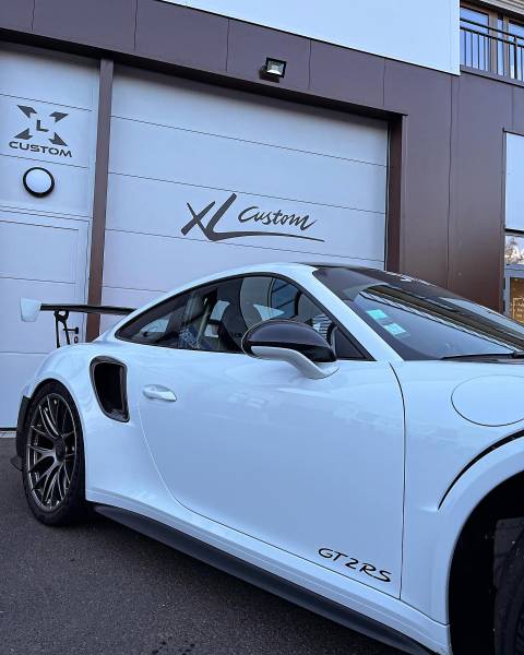 Protection du bloc avant (capot / PC av / ailes avants) avec un film transparent haut de gamme XPEL Ultimate Plus sur une Porsche 911 991.2 GT2 RS à Paris