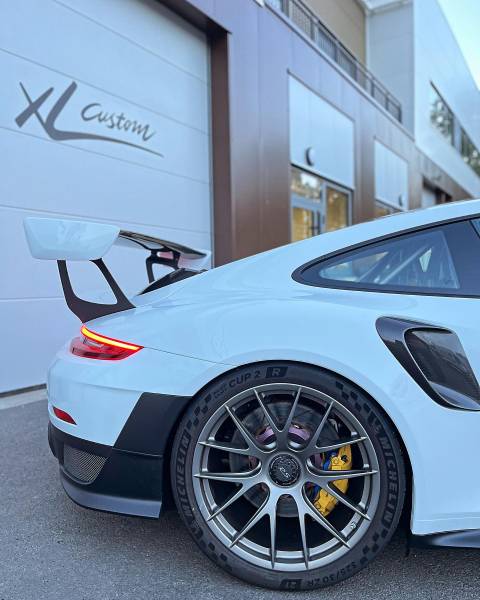 Protection du bloc avant (capot / PC av / ailes avants) avec un film transparent haut de gamme XPEL Ultimate Plus sur une Porsche 911 991.2 GT2 RS à Paris